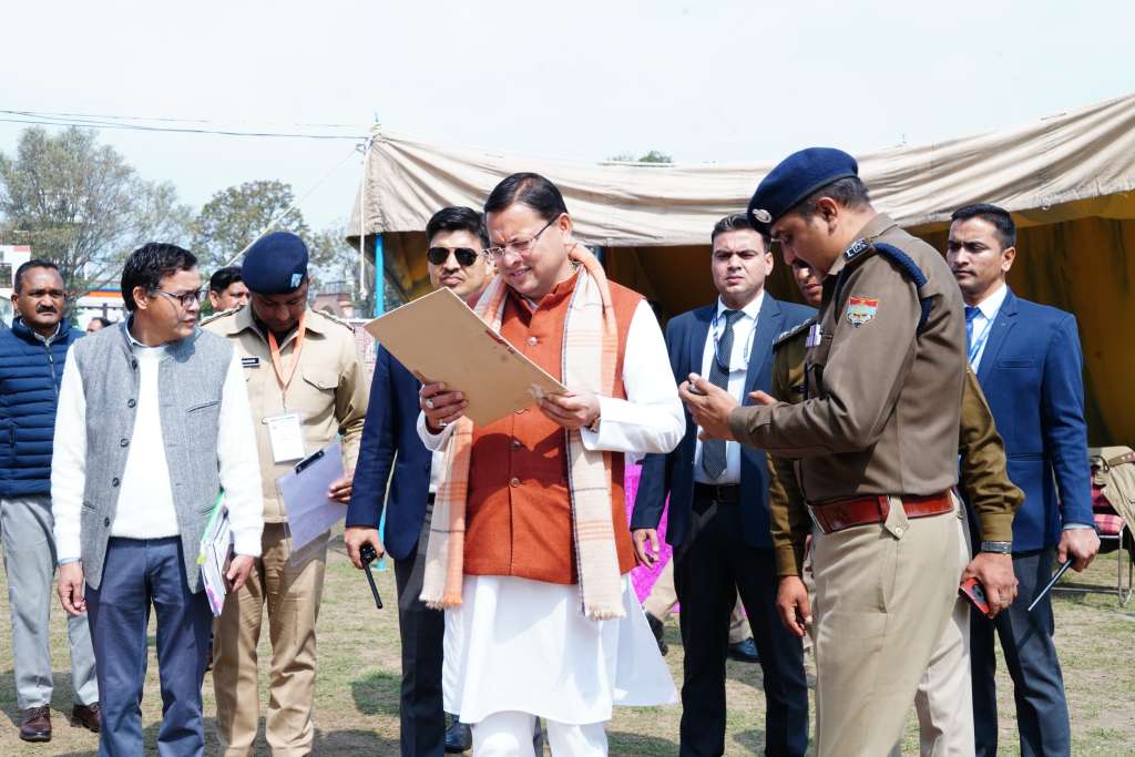 पुलिस-लाइन-में-पुलिस-कांस्टेबल-भर्ती-प्रक्रिया-का-सीएम-धामी-ने-किया-निरीक्षण