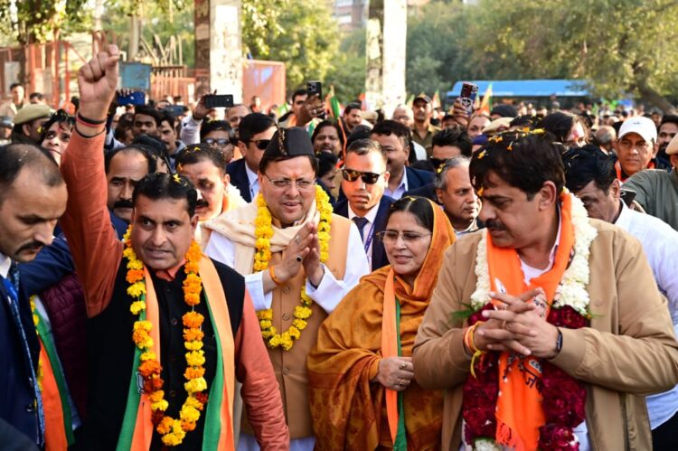 सीएम धामी ने पालम दिल्ली में किया भव्य रोड-शो