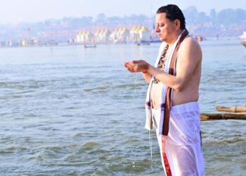 प्रयागराज महाकुंभ में उत्तराखंड के मुख्यमंत्री पुष्कर सिंह धामी ने आस्था की डुबकी लगाते हुए सनातन संस्कृति के प्रति आस्था दिखाई, श्रवण कुमार के रूप में अपनी माता और परिवार के साथ प्रयागराज महाकुंभ के दर्शन किए