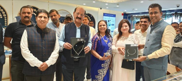 देहरादून के जीएमएस रोड पर एक्सक्लूसिव ज्वेलर्स शोरूम का उद्घाटन बड़ी संख्या में पहुंचे लोग,मंत्री सुबोध उनियाल ने किया उद्घाटन