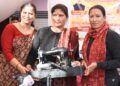 प्रशिक्षित महिलाओं को बांटी सिलाई और जड़ी बूटी उत्पादन किट