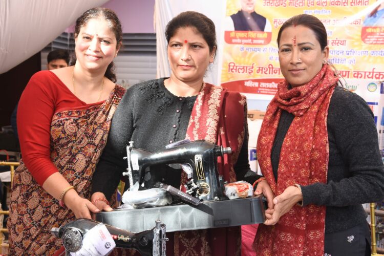 प्रशिक्षित महिलाओं को बांटी सिलाई और जड़ी बूटी उत्पादन किट