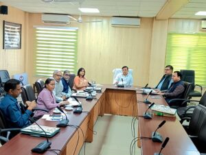 बंशीधर तिवारी बैठक लेते हुए