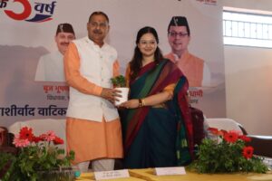 डोईवाला विधायक का कार्यक्रम में स्वागत करते हुए