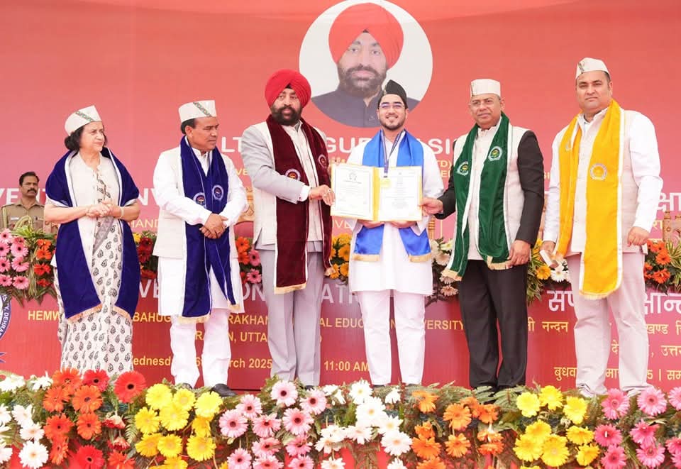 राज्यपाल सम्मानित करते हुए