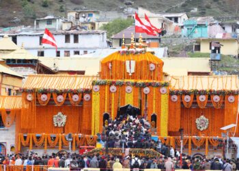 खुल गए भू -बैकुंठ धाम के कपाट अब आम श्रद्धालु कर सकेंगे पूजा-अर्चना