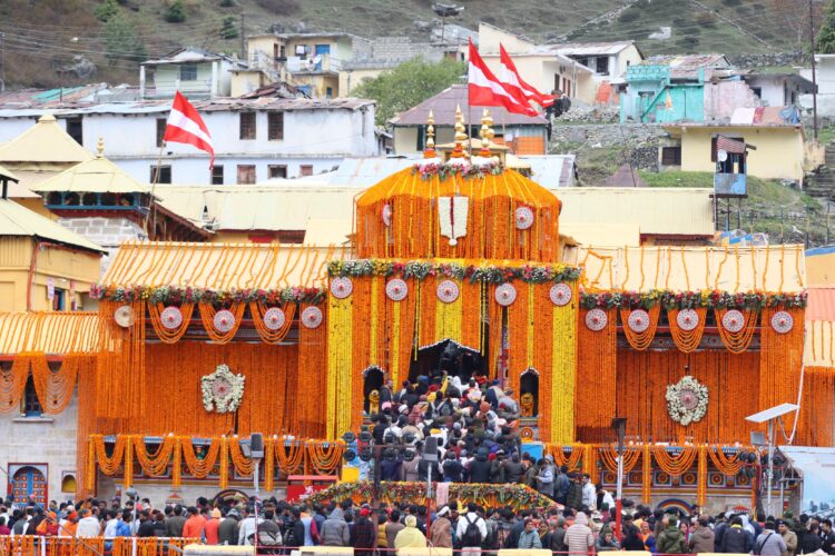 खुल गए भू -बैकुंठ धाम के कपाट अब आम श्रद्धालु कर सकेंगे पूजा-अर्चना