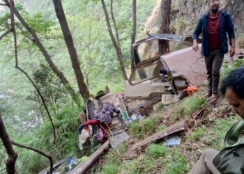 उत्तरकाशी से इस वक्त की बड़ी खबर सामने आ रही है। गंगनानी से आगे एक हेलीकॉप्टर क्रैश हो गया।
