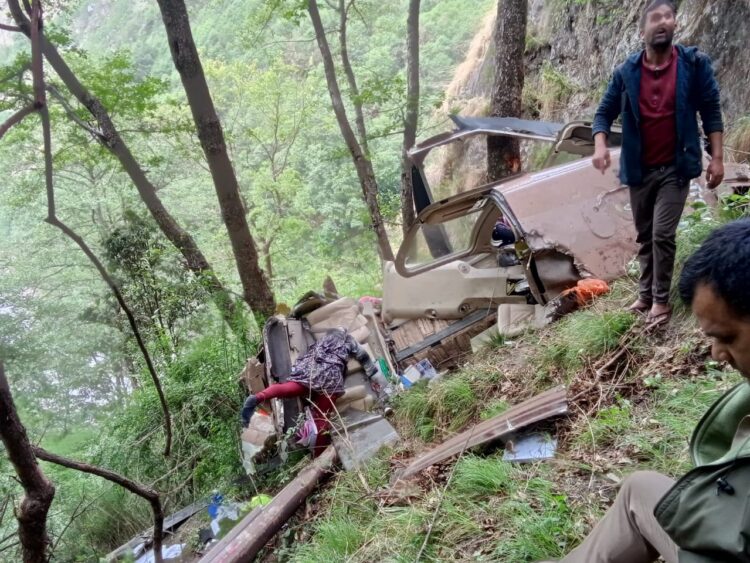 उत्तरकाशी से इस वक्त की बड़ी खबर सामने आ रही है। गंगनानी से आगे एक हेलीकॉप्टर क्रैश हो गया।
