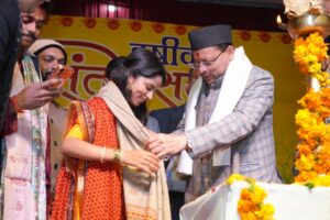 ऋषिकेश में गंगा तट पर भक्ति और संगीत की धारा, वसंतोत्सव में उमड़ा जनसैलाब