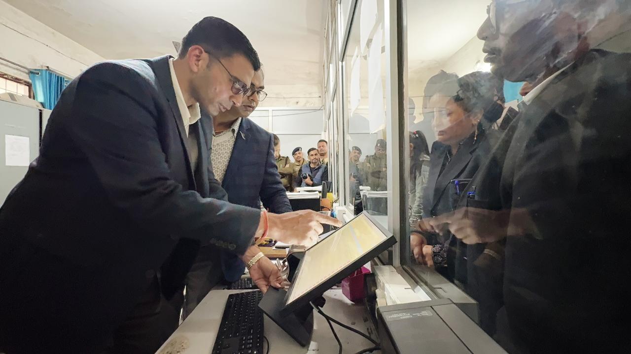 डीएम के औचक निरीक्षण में करोड़ों की स्टाम्प चोरी की आशंका, घोस्ट कर्मचारी भी मिला