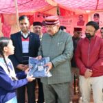 सेवा सप्ताह में कैबिनेट मंत्री गणेश जोशी ने विद्यार्थियों को बांटे स्वेटर और खेल किट