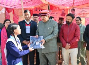 सेवा सप्ताह में कैबिनेट मंत्री गणेश जोशी ने विद्यार्थियों को बांटे स्वेटर और खेल किट