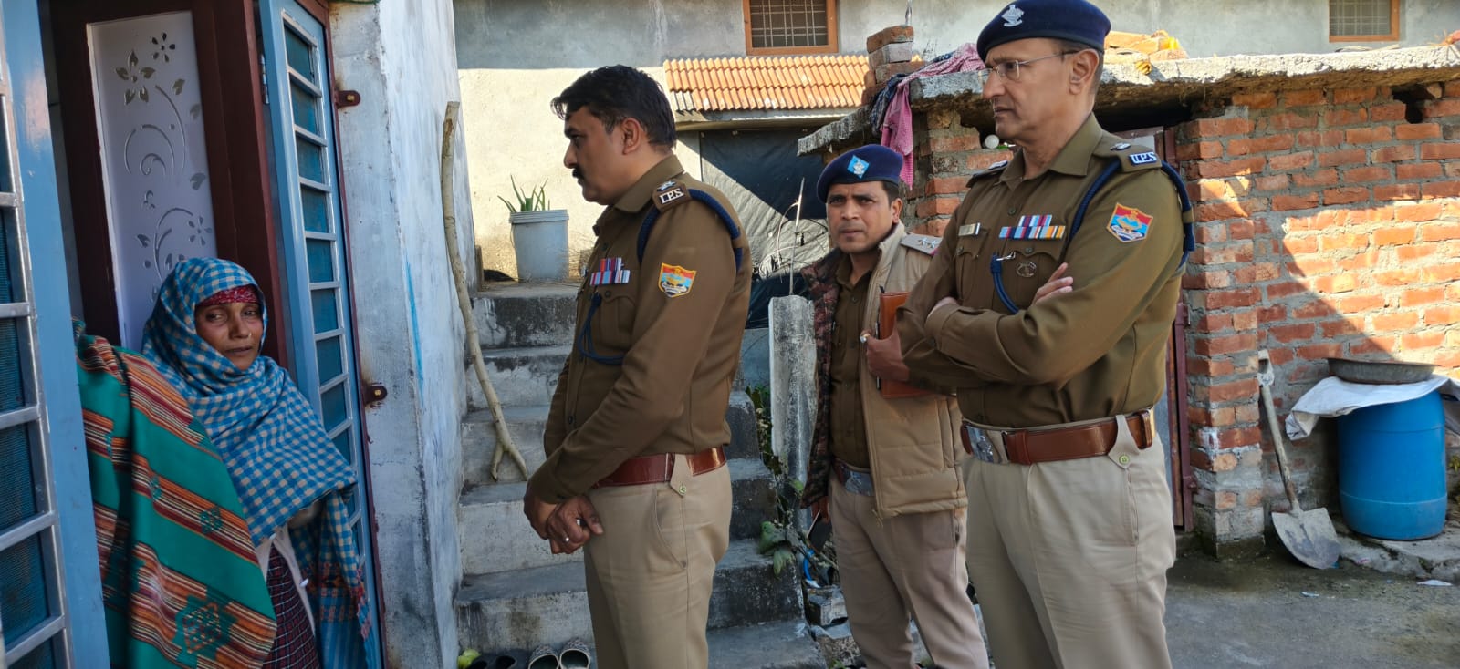 देहरादून में सनसनीखेज हत्या — सड़क किनारे झाड़ियों में मिली युवती की लाश, चचेरे भाई पर आरोप