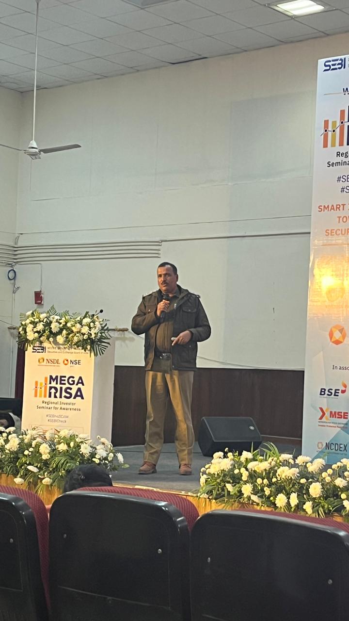 छात्रों के बीच पहुँची दून पुलिस, चलाई जागरूकता की पाठशाला