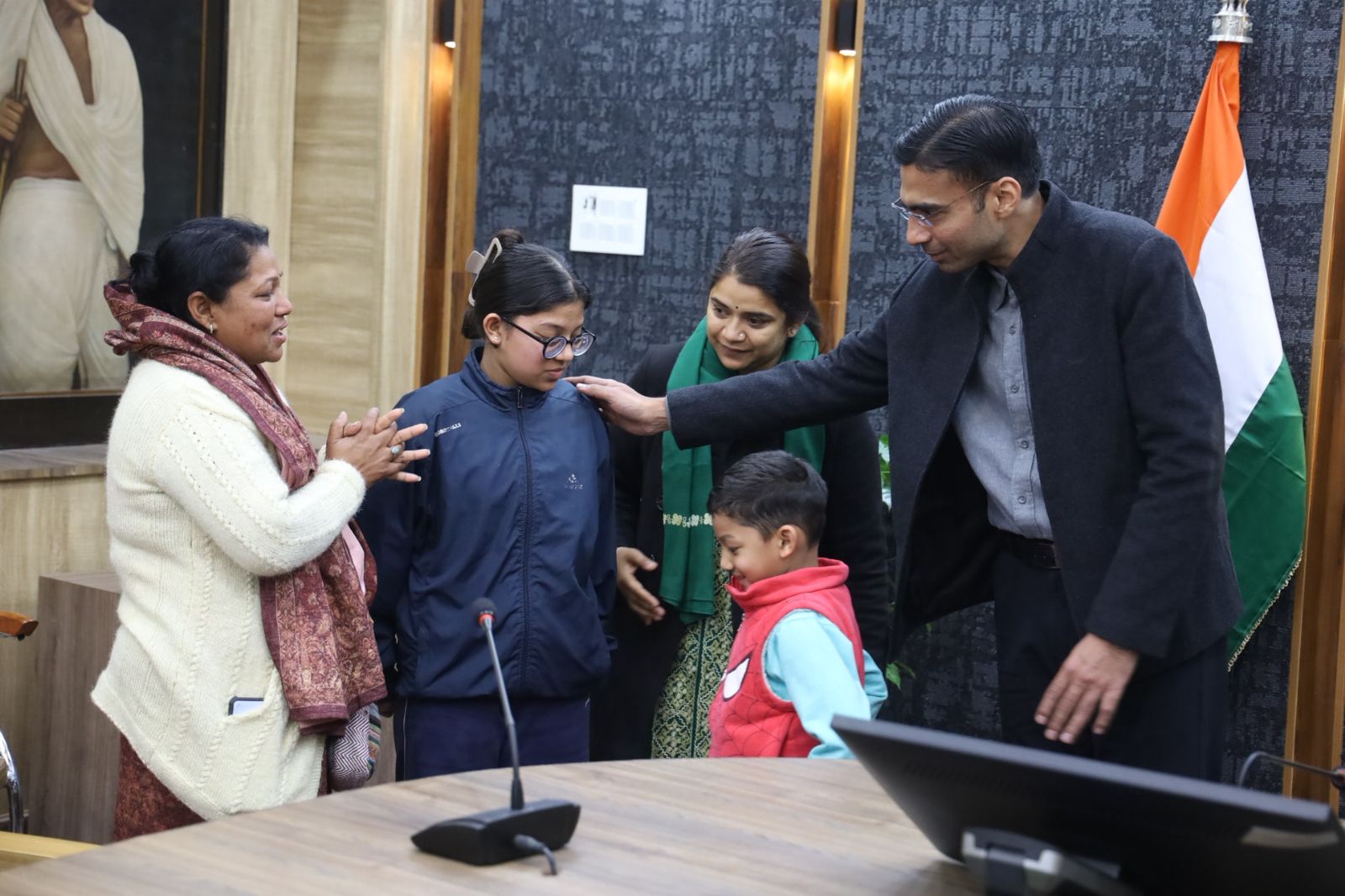 मुख्यमंत्री के निर्देश पर जिला प्रशासन ने विधवा शांति राणा को दी बड़ी राहत सीएसआर फंड से ₹4 लाख की सहायता, बेटी अंशिका की कक्षा 12 तक की ₹1.62 लाख फीस एकमुश्त जमा