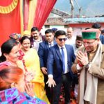 मुख्यमंत्री पुष्कर सिंह धामी ने बड़ेथी में विवाह समारोह में पहुंचकर दिया आशीर्वाद