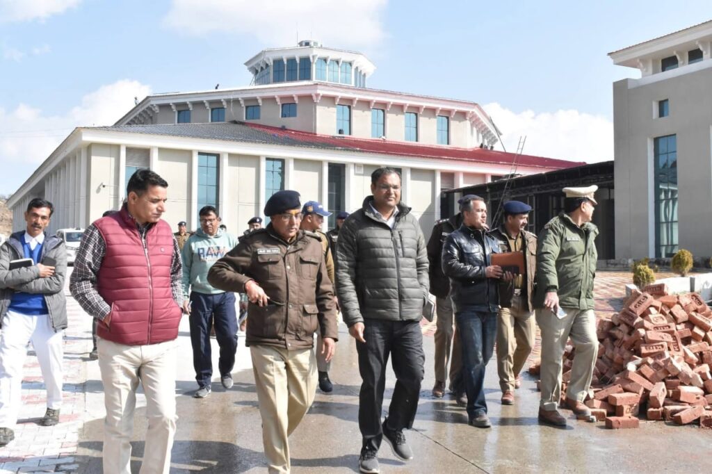 उत्तराखंडबजट सत्र की तैयारियों को लेकर डीएम व एसपी का कर्णप्रयाग से भराड़ीसैण तक निरीक्षण