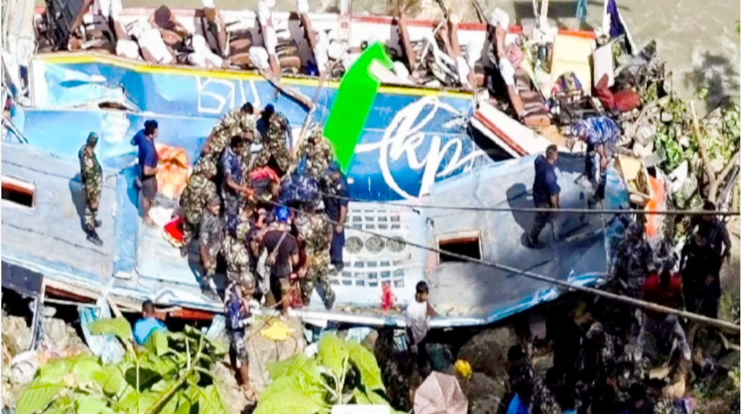 शादी की खुशियां मातम में बदलीं, बस हादसे में 13 की जान गई