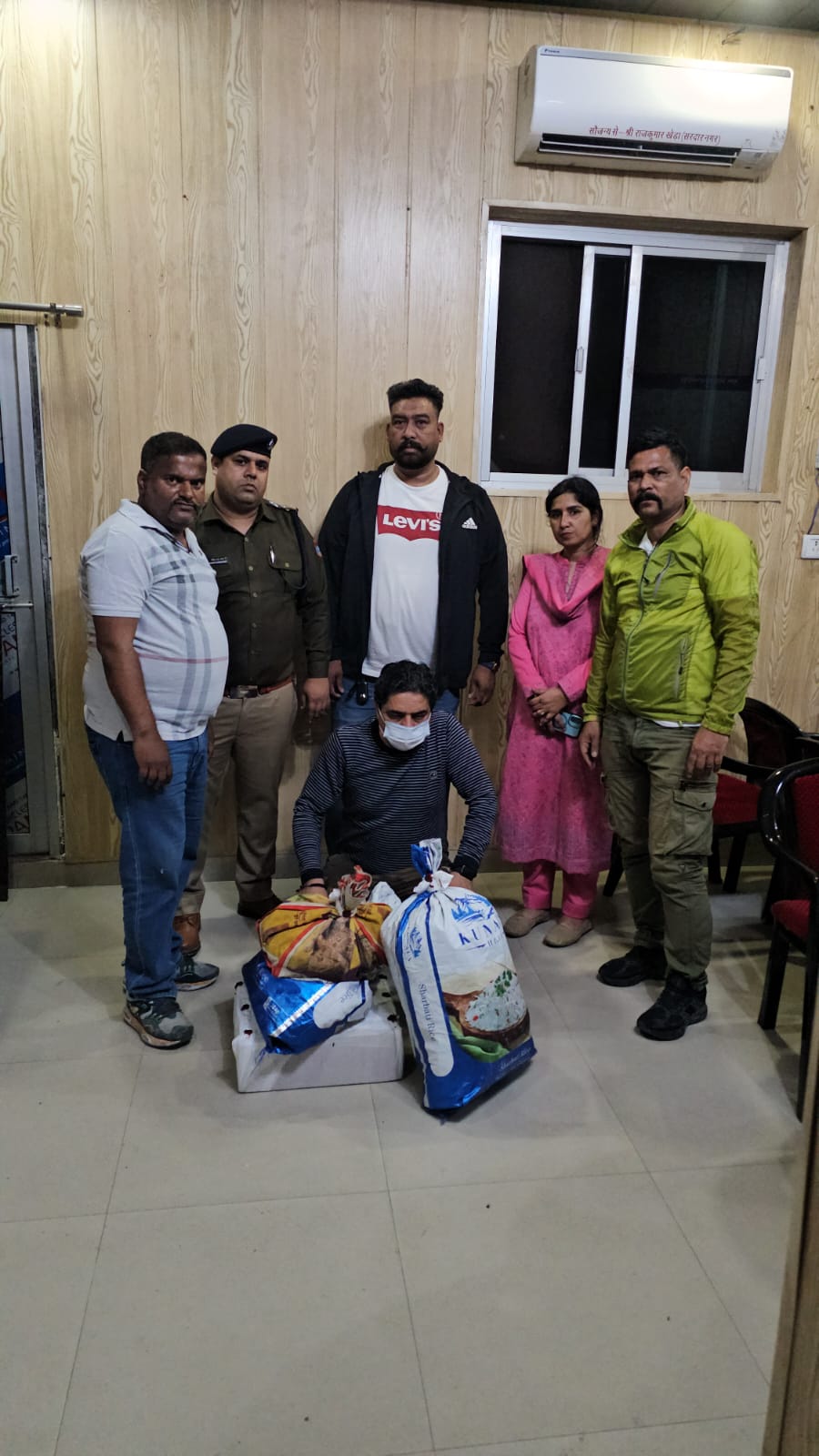 मेडिकल स्टोर की आड़ में चल रहा था अवैध कारोबार, 10 हजार से अधिक प्रतिबंधित दवाएं जब्त