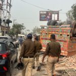 मोहब्बेवाला के पास ट्रक पलटने से हाईवे जाम, पुलिस ने यातायात किया डायवर्ट