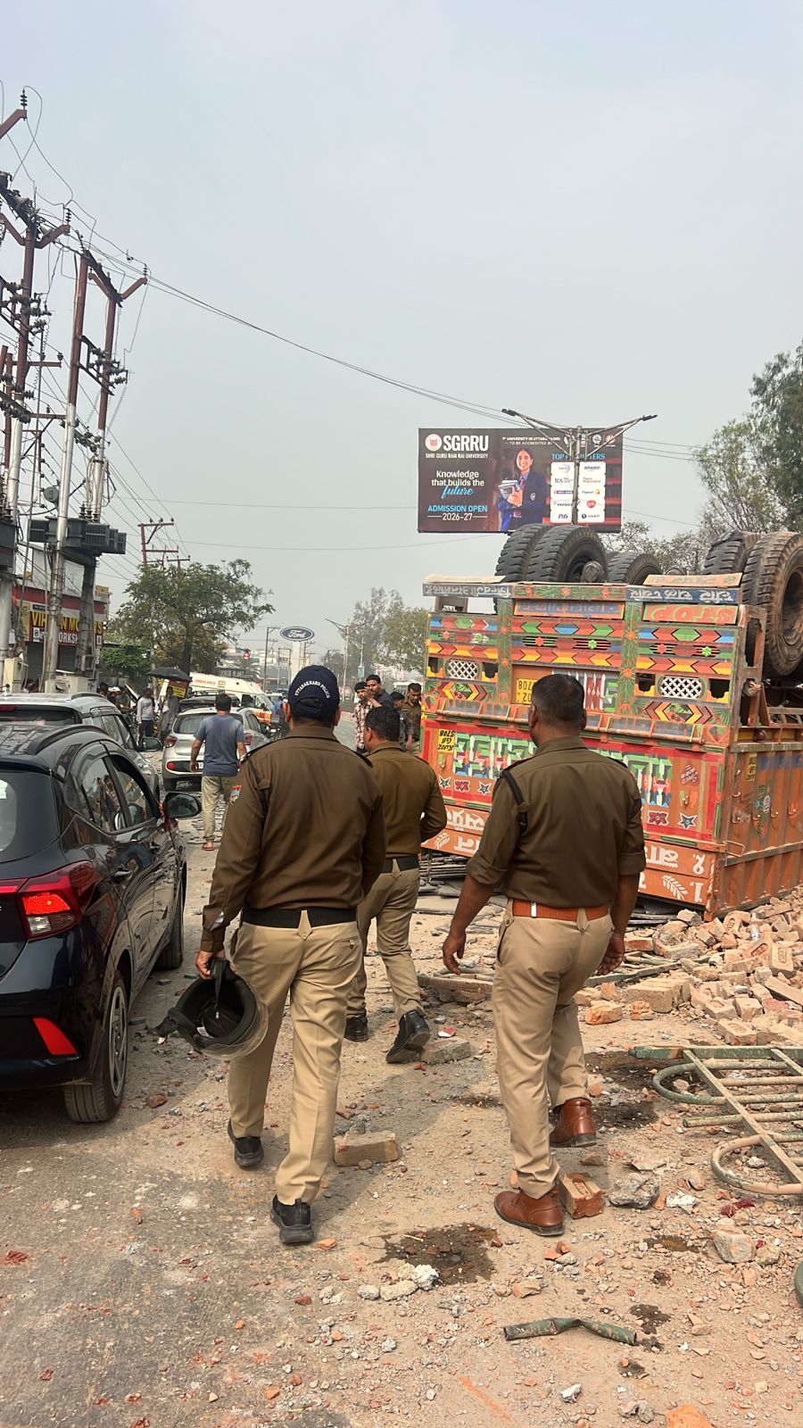 मोहब्बेवाला के पास ट्रक पलटने से हाईवे जाम, पुलिस ने यातायात किया डायवर्ट