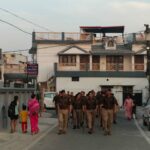 आगामी पर्वो के दौरान शांति एवं कानून व्यवस्था बनाए रखने हेतु एसएसपी दून के निर्देशों पर पुलिस ने किया फ्लैग मार्च