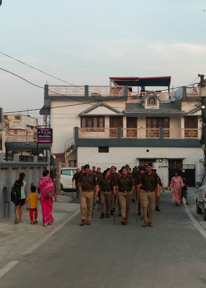 आगामी पर्वो के दौरान शांति एवं कानून व्यवस्था बनाए रखने हेतु एसएसपी दून के निर्देशों पर पुलिस ने किया फ्लैग मार्च