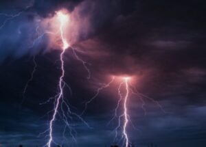 पहाड़ से मैदान तक बारिश का दौर, कई जिलों में गरज-चमक की चेतावनी