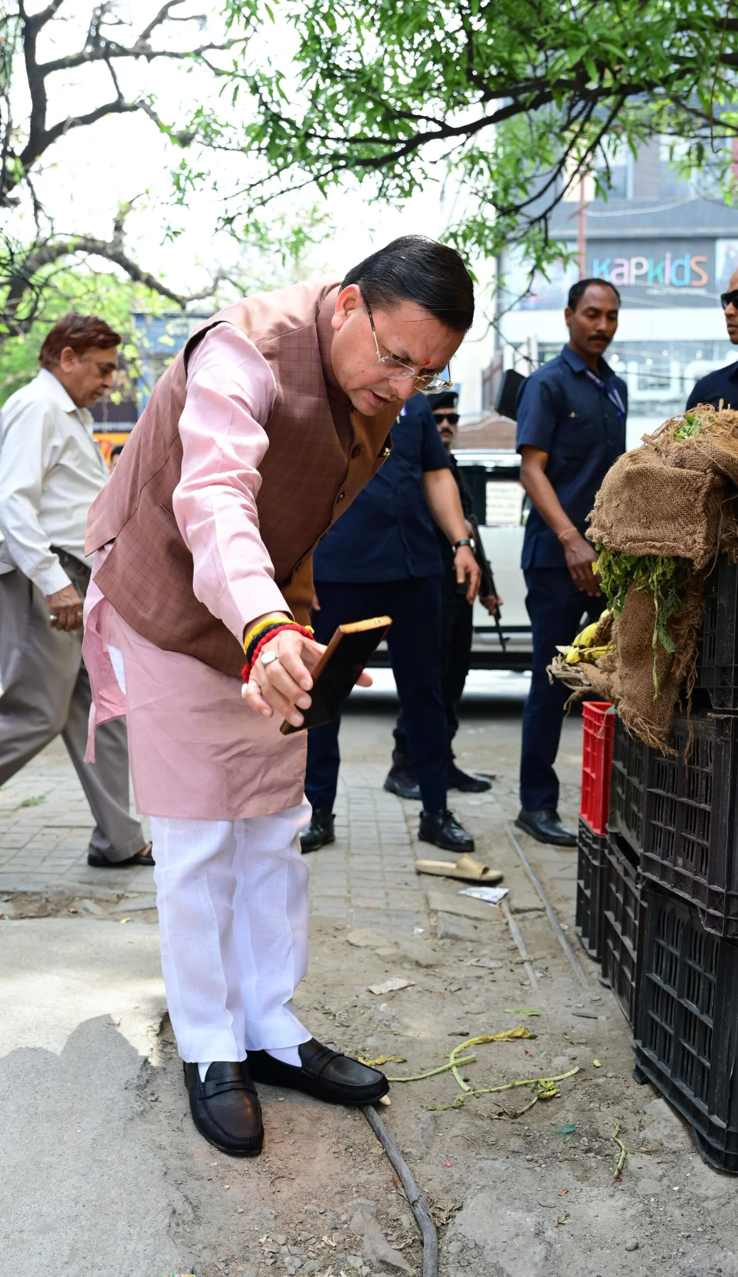 सीएम धामी का औचक निरीक्षण, वीडियो कॉल पर अधिकारियों की लगाई क्लास