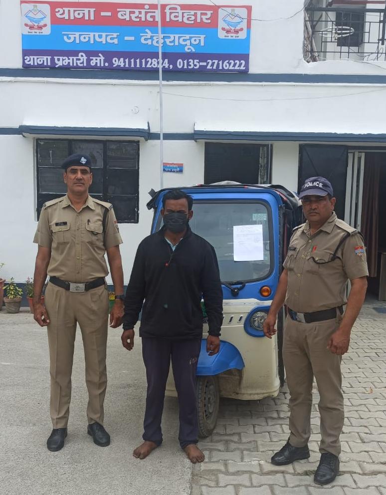 वसंत विहार क्षेत्र में हुई चोरी की घटना का दून पुलिस ने किया अनावरण।