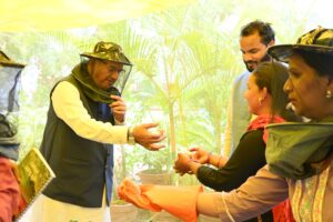 कृषि मंत्री गणेश जोशी ने अपने शासकीय आवास में निकाला शहद, 30 बक्सों से निकला 60 किलोग्राम से अधिक शहद