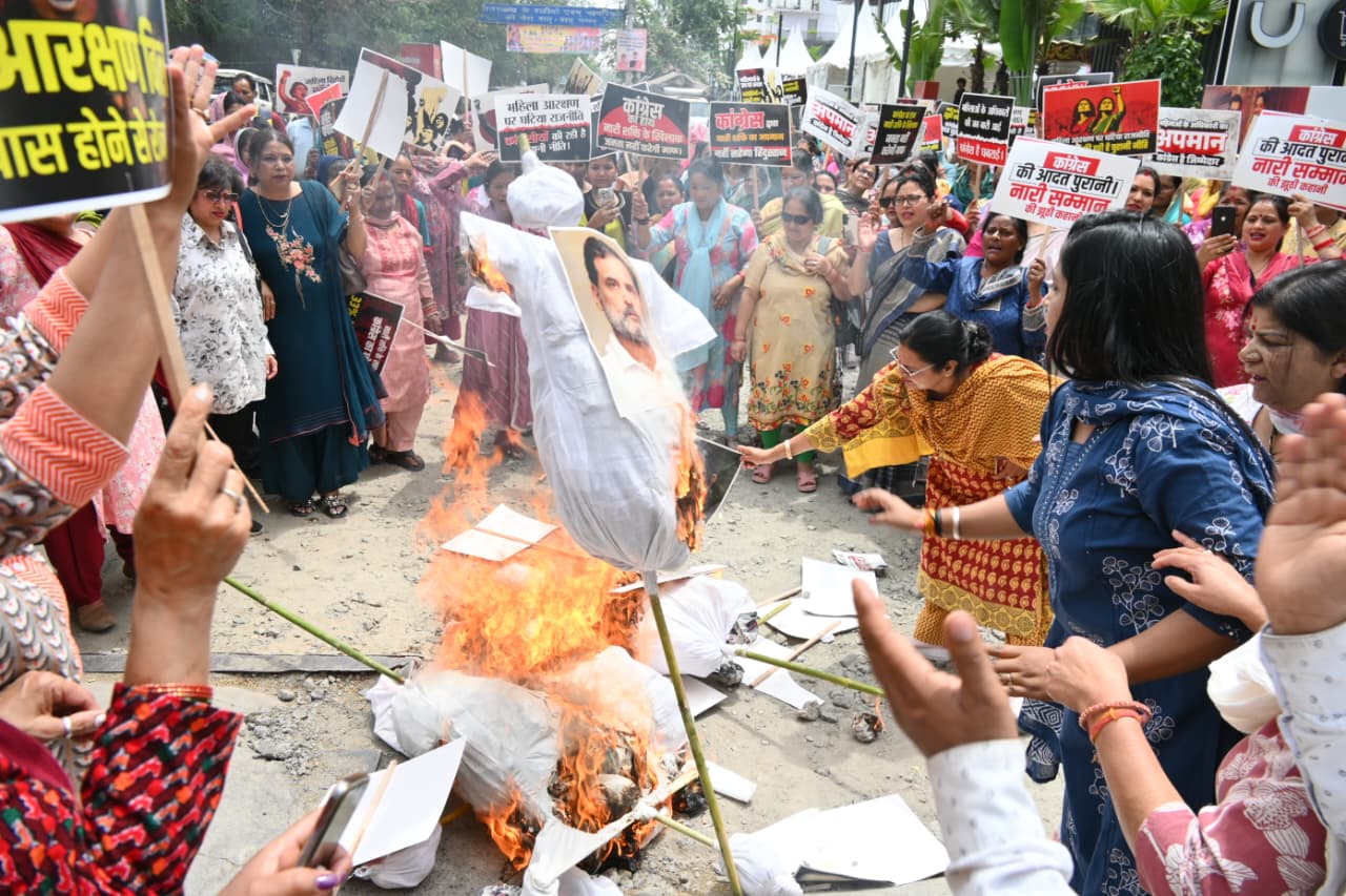 मातृशक्ति ने कांग्रेस एवं उनके सहयोगी दलों का पुतला दहन कर जताया आक्रोश
