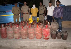 एलपीजी सिलेंडरों की कालाबाजारी/अवैध बिक्री करने वालों पर दून पुलिस का बड़ा प्रहार
