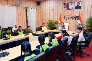 बालिकाओं संग धामी ने सुनी ‘मन की बात…