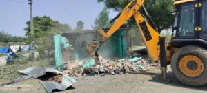 शीशमबाड़ा में सरकारी भूमि पर बनी अवैध मजार ध्वस्त
