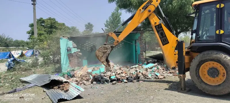 शीशमबाड़ा में सरकारी भूमि पर बनी अवैध मजार ध्वस्त