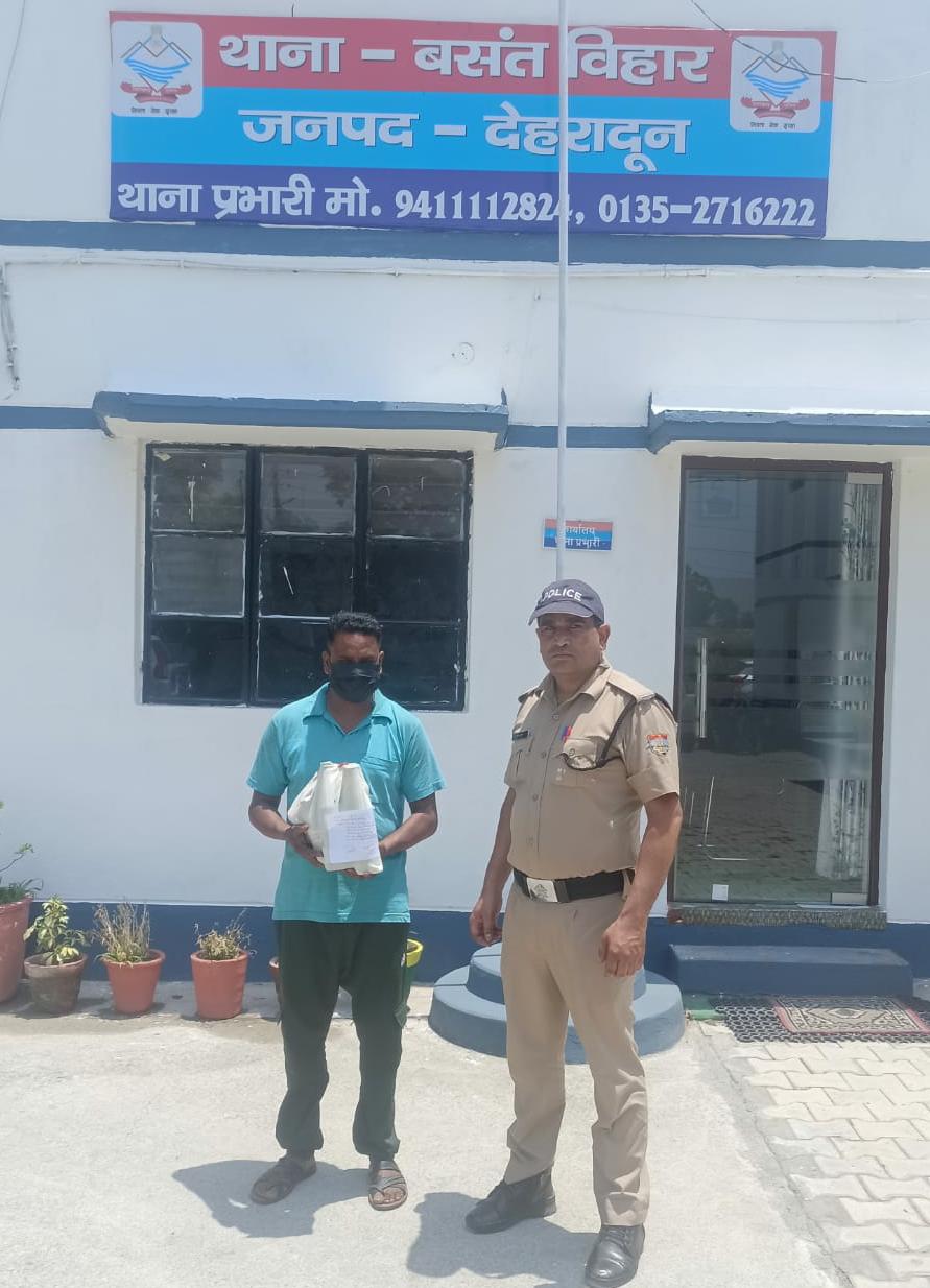 चाय की दुकान की आड़ में लोगों को शराब पिलाने वाले अभियुक्त को दून पुलिस ने किया गिरफ्तार