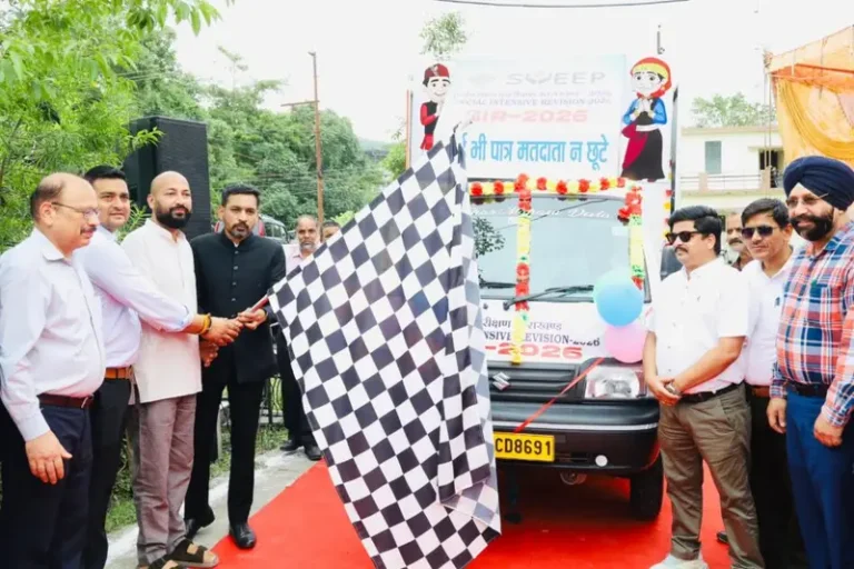 मतदाता सूची शुद्धिकरण को जन आंदोलन बनाने की अपील, डीएम ने रवाना किए जागरूकता रथ