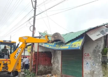 हल्द्वानी में चला बुलडोजर: नालियों पर अतिक्रमण हटाया, जलभराव रोकने को प्रशासन का बड़ा अभियान