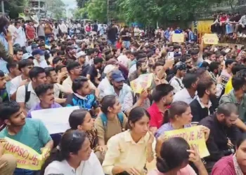 देहरादून में बेरोजगारों का सचिवालय कूच, पुलिस ने बैरिकेडिंग कर रोका, सड़क पर धरना