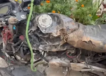 गोपेश्वर में बेकाबू ट्रक का कहर: बैरिकेड तोड़ भाग रहे चालक ने बाइक सवार मुकेश नेगी को कुचला, मौके पर मौत