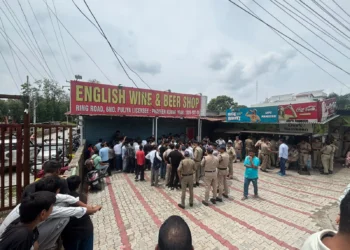 रायपुर में शराब ठेके के बाहर गोलीबारी: आक्रोशित जनता ने जिला आबकारी अधिकारी के माध्यम से DM को सौंपा ज्ञापन