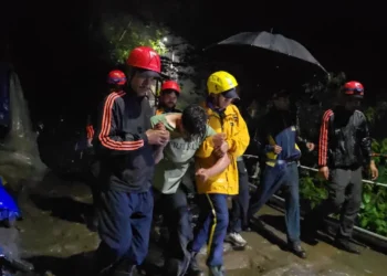 केदारनाथ पैदल मार्ग पर गहरी खाई में गिरे युवक का एसडीआरएफ उत्तराखंड पुलिस ने किया सफल रेस्क्यू