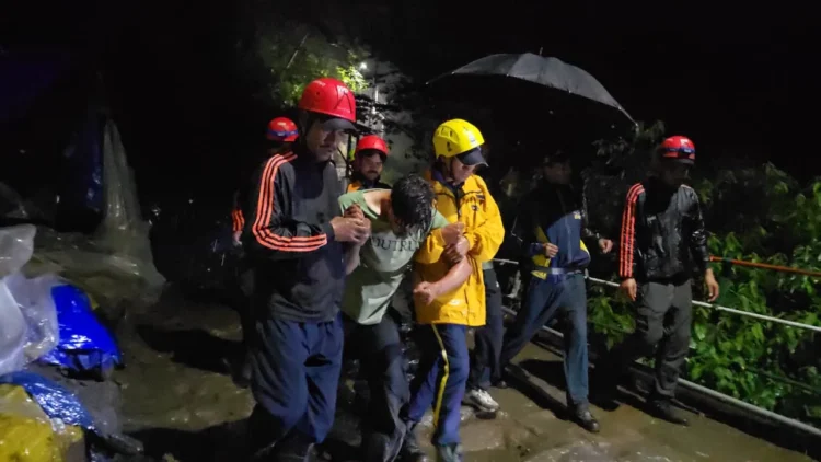 केदारनाथ पैदल मार्ग पर गहरी खाई में गिरे युवक का एसडीआरएफ उत्तराखंड पुलिस ने किया सफल रेस्क्यू