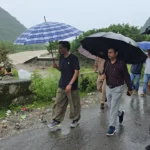 रात्रि से जारी भारी बारिश के बीच डीएम डॉ. आशीष चौहान सुबह से मैदान में, क्षतिग्रस्त सड़कों और पुलों का किया निरीक्षण