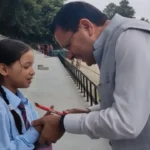 हेलिपैड पर नन्हीं बच्ची को देख रुके सीएम, खूब दुलार कर पूछे सवाल, बच्ची ने दिए जवाब