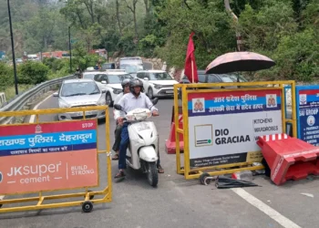 देहरादून – दिल्ली एक्सप्रेसवे: एलिवेटेड रोड पर खतरा बनी चट्टानों का हटना जारी, एक सप्ताह तक रहेगा रूट डायवर्जन