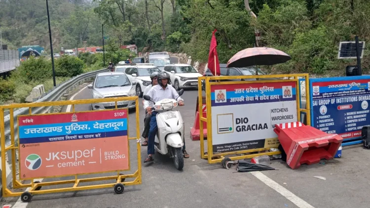 देहरादून – दिल्ली एक्सप्रेसवे: एलिवेटेड रोड पर खतरा बनी चट्टानों का हटना जारी, एक सप्ताह तक रहेगा रूट डायवर्जन