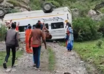 गंगोत्री हाईवे पर ब्रेक फेल होने से पलटा टेंपो ट्रेवल्स, 17 यात्री सवार